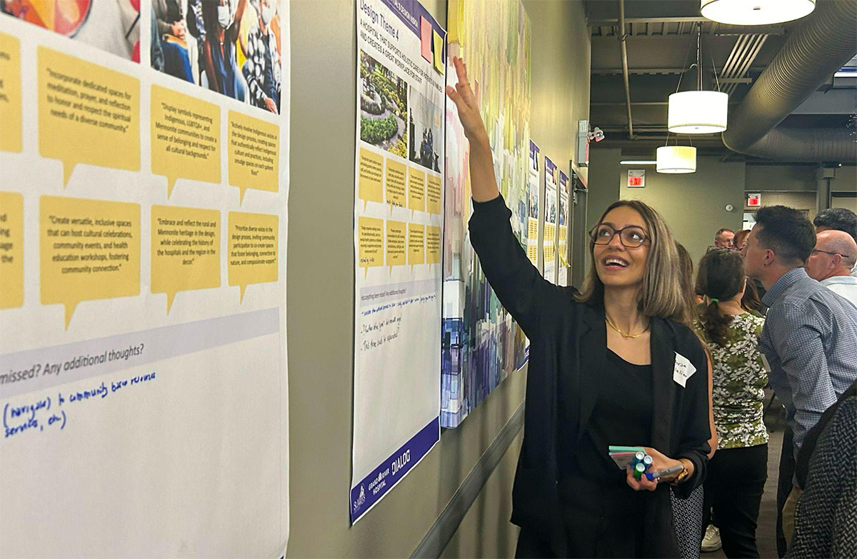 Dorsa Jalalian doing a presentation at an event
